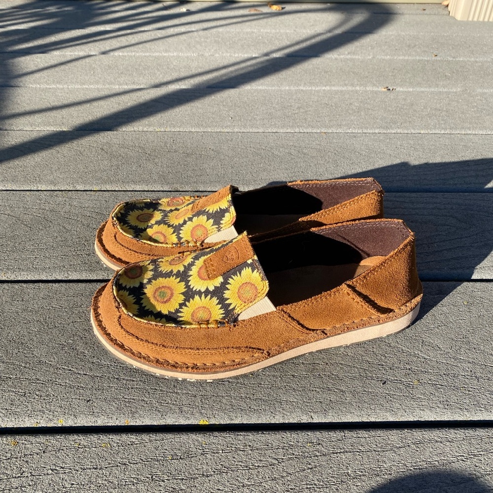 Woman’s size 7.5 Ariat sunflower cruisers